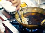 Cara Mudah Jernihkan Minyak Goreng Bekas, Cukup Pakai 3 Bahan Dapur Ini Aja Lho