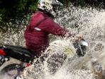 Hitung Hitungan Biaya Servis Motor Setelah Digunakan untuk Menerjang Banjir