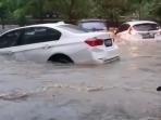Ikuti 4 Cara Parkir Kendaraan Biar Engga Hanyut Saat Banjir Datang 