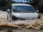 Mobil Terendam Banjir, Lakukan Langkah Awal Cabut Aki untuk Cegah Kerusakan Parah