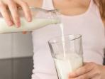 Punya Kebiasaan Minum Susu Sebelum Tidur? Ternyata Banyak Manfaatnya Loh