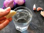 Rutin Minum Segelas Air Hangat dan Bawang Putih Tiap Hari, Dapatkan 7 Khasiat Kesehatan Ini