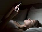 Tinggalkan Kebiasaan Main HP Sebelum Tidur, 4 Bahaya Kesehatan Ini Mengintai