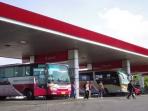   Ini Alasan Kenapa Bus Tidak Mematikan Mesinnya saat Mengisi Solar di SPBU