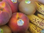 Bukan Sekedar Hiasan, Ternyata Ini Loh 4 Arti Kode Label Pada Buah di Supermarket