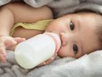 Hentikan Kebiasaan Anak Minum Susu di Botol hingga Tertidur, Ini Bahayanya