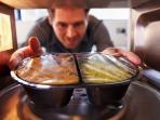 Ini yang Dirasakan Tubuh Saat Kita Mengonsumsi Makanan Berwadah Plastik Setelah Dipanaskan di Microwave