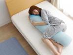 Jarang Diketahui, Ternyata Tidur Memeluk Guling Banyak Manfaatnya Buat Kesehatan