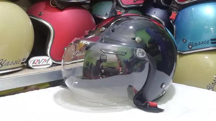 Keuntungan dan Kerugian Memakai Helm Kaca Cembung atau Retro untuk Keselamatan