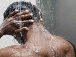 Mandi Pagi atau Sore Ternyata Termasuk Hal yang Krusial, Mana yang Lebih Baik?