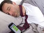 Sering Tidur di Dekat Ponsel? Hentikan Kebiasaan Tersebut, Ini Bahayanya