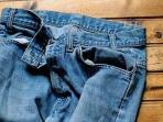 Cara Mudah Keringkan Celana Jeans Saat Musim Hujan Agar Tak Bau Apek