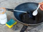 Coba Taburkan Baking Soda pada Panci Gosong, Lihat yang Akan Terjadi