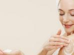 Simak Penjelasan Mengapa Memakai Body Lotion Dianjurkan Sehabis Mandi