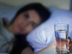 Bahaya Minum Air Putih Sebelum Tidur Bagi Kesehatan, Segera Kurangi Kebiasaan Ini