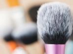 Bisa Membuat Jerawat Jika Dibiarkan Kotor, Begini Cara Mudah Membersihkan Brush Makeup
