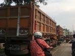 Ini Bahaya yang Bisa Terjadi saat Berdekatan dengan Truk Walaupun sedang Berhenti