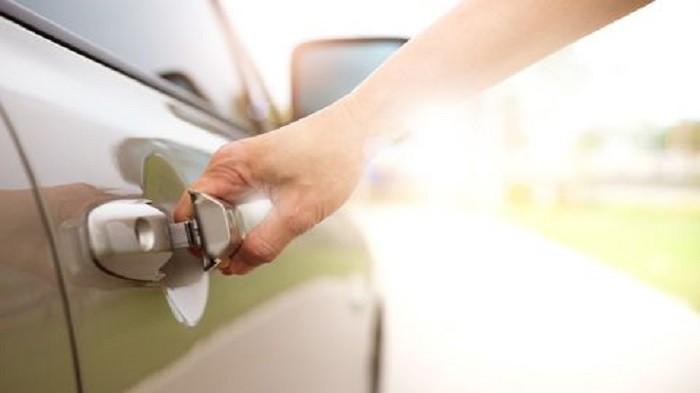 Kerap Diabaikan Begitu Saja, Jangan Lupa Perhatikan 3 Hal Ini Ketika Membuka Pintu Mobil