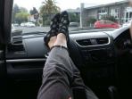 Penumpang Mobil, Jangan Terbiasa Menaruh Kaki ke Dasbor