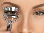 5 Kesalahan Saat Menggunakan Penjepit Bulu Mata, Bikin Tak Maksimal 