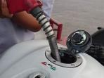 Menggoyangkan Motor Saat Isi Bensin, Benarkah Tangki Bisa Terisi Maksimal? 