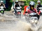 Nekat Terabas Banjir Naik Motor? Biar Aman, Ketahui Teknik Pengeraman yang Benar