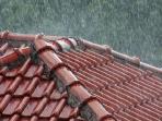Waspada Atap Rumah Bocor, Begini Cara Perbaiki Genting Pecah Saat Hujan Lebat