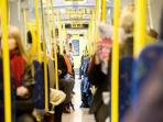 5 Cara Melindungi Diri dari Virus Corona Saat Naik Transportasi Umum