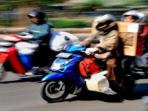 Ini Aturan Membawa Barang untuk Pengendara Motor, Jangan Berlebihan Bisa Bahaya