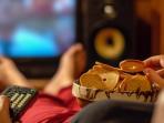 Masih Suka Ngemil Malam Hari? Hentikan Kebiasaan Tersebut, 4 Bahaya Ini Mengintai