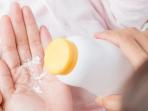 Taukah Kamu Ternyata Bedak Bayi Bisa Bantu Hilangkan Bau Kaki, Simak 5 Manfaat Lainnya