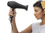 Girls, Simak 3 Efek yang Bisa Ditimbulkan Ketika Menggunakan Hair Dryer Terlalu Sering