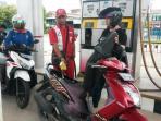 Jangan Goyangkan Kendaraan Saat Isi Bensin, Ini Bahaya yang Tak Anda Sadari