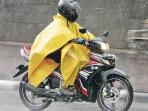 Jangan Langsung Lipat Jas Hujan 'Mantol' Basah, Ini Bahayanya