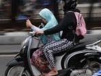 Tinggalkan Kebiasaan Membonceng Anak Kecil di Jok Depan Motor, Ini Bahayanya 