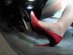 Jangan Lagi Lakukan Girls, Ini  Bahaya Mengemudi Pakai High Heels 