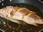 Begini Cara Menggoreng Ikan Supaya Tidak Lengket di Wajan