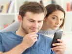Curiga Pasanganmu Selingkuh? Begini Tips Mudah Sadap Telepon Pacar Tanpa Ketahuan