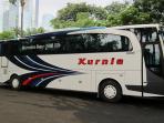Ini Penjelasan Kenapa Beberapa Bus Memiliki Pintu di Bagian Tengah Antara Kedua Ban