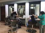 Perhatikan 7 Tips Aman Pergi ke Salon atau Barbershop Saat New Normal