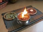 Rasakan Manfaat di Tubuh dengan Hirup Uap Daun Salam yang Dibakar