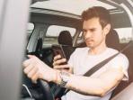  Ternyata Ini Penyebab Pusing dan Mual Saat Main Handphone di Dalam Mobil 