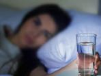 Bahaya Minum Air Putih Sebelum Tidur Bagi Kesehatan, Segera Kurangi Kebiasaan Ini