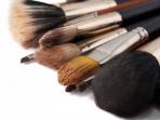 Jangan Sampai Lupa, Ini 3 Bahaya yang Bisa Muncul Kalau Malas Membersihkan Alat Makeup