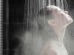 Jangan Sering Mandi Air Hangat Tiap Hari, Ini Efek Mematikan yang Tak Anda Sadari