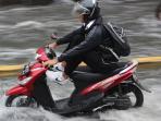 Pemotor Wajib Tahu, Jangan Angkat Kaki Anda Saat Lewati Genangan Air, Ini Bahayanya