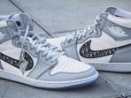 Sepatu Sneaker Seharga Mobil Baru, Air Jordan 1 x Dior Masuk Indonesia