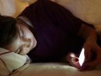 Hentikan Kebiasaan Main HP Sambil Tiduran, Ini 12 Dampak Negatif yang Bisa Menimpa Anda