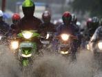 Ini Alasan Motor Harus Segera Dicuci Setelah Terkena Air Hujan
