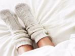 Jarang Diketahui, Ini 5 Manfaat yang Dirasakan Tubuh Ketika Tidur Pakai Kaos Kaki